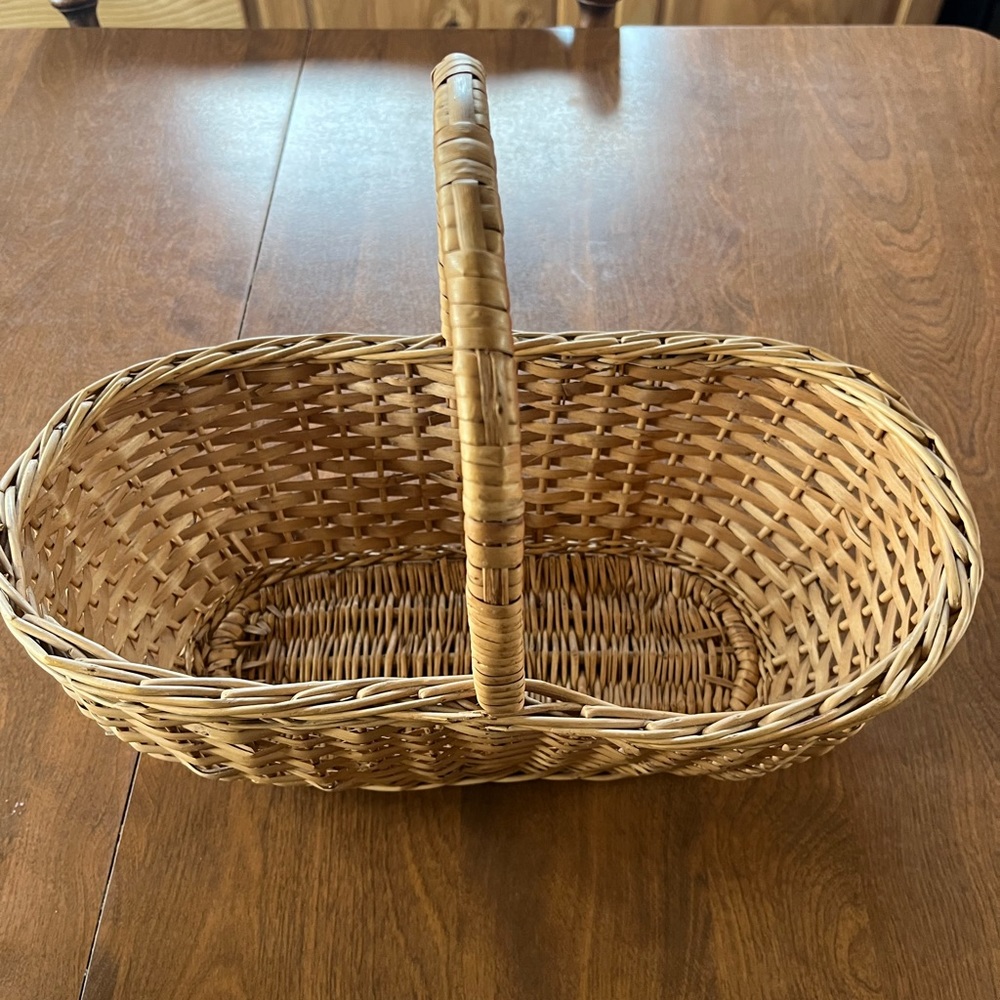 Oval wicker basket